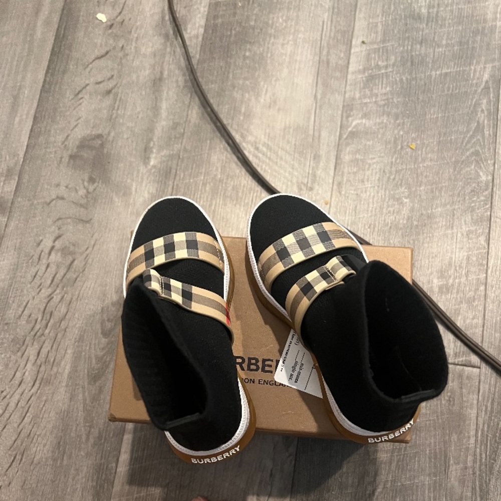 Kids size 25/ us 8